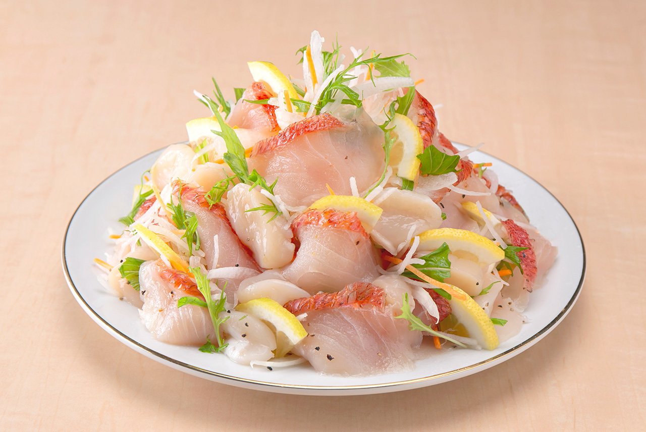 『金目鯛と帆立のカルパチョ風サラダ』（税込735円／100g）