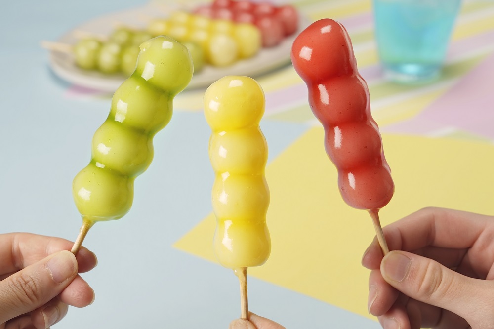 『カラフルうるるん団子』<左からマスカット、パイナップル、いちご> (各税込324円/1本)